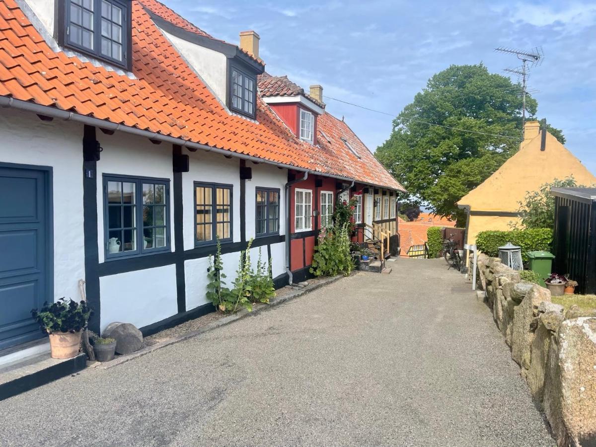 Nybygget Hus I Svaneke Taet Pa Klipper, Skov Og Hav Exteriér fotografie